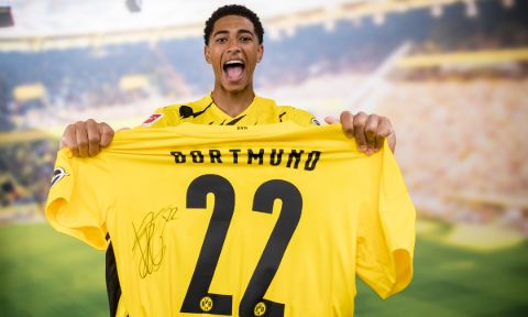 Jude Bellingham poses in the Borrusia Dortmund shirt.